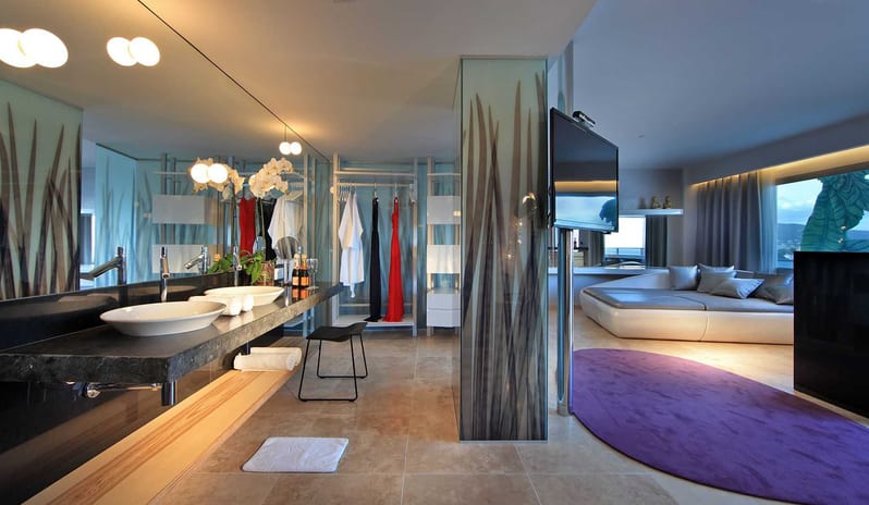 USHUAIA - ANYTHING CAN HAPPEN STAGE VIEW